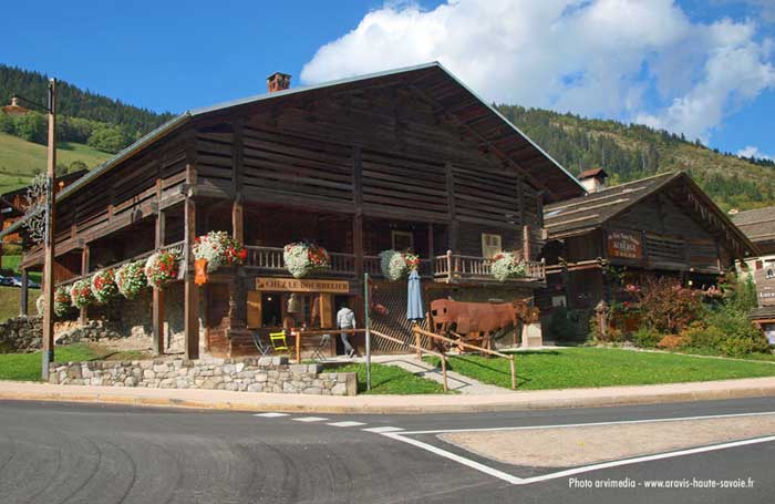atelier de bourrelier Le Grand Bornand artisan métier d'art bourrelier sellier Haute Savoie