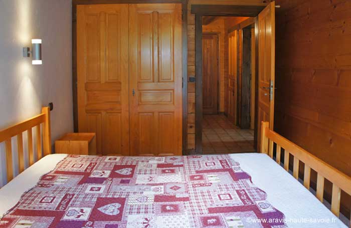 Dans chaque appartement 1 chambre avec 1 grand lit et armoire de rangement.