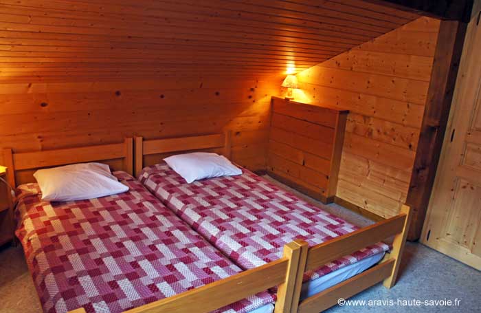Chalet en bois, décoration soigné, chambre d'enfant