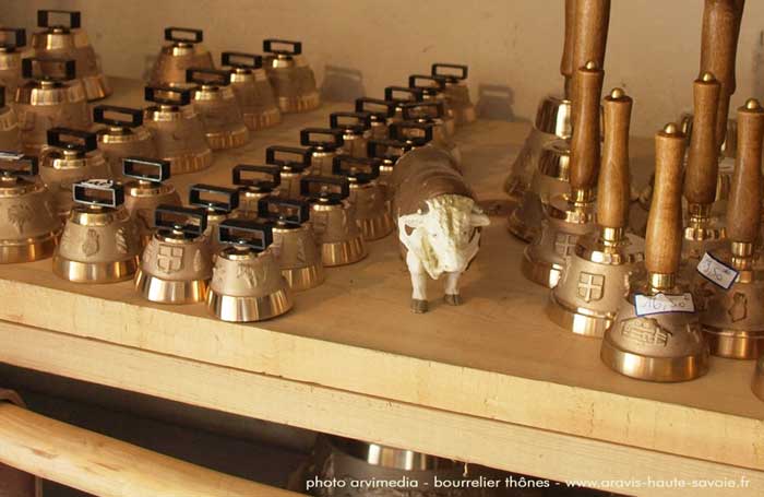 Clochette dorée motif savoyard Clochettes artisanales de fabrication artisanale savoyardes