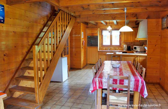 cuisine entièrement équipée, cuisinière, micro ondes, lave vaisselle, appareil à raclette