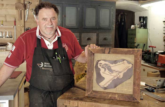 Graveur sur cuir Haute Savoie Bourrelier Sellier Didier Perrillat Monet au Grand Bornand Haute Savoie - Gravure sur cuir