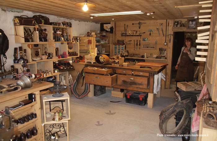 Ancien métier de tradition Dans son atelier Didier Perrillat-Monet continu de perpétuer la tradition des métiers anciens.