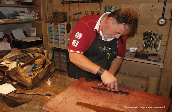 Perrillat-Monet Didier bourrelier Grand Bornand artisan bourrelier gravure sur cuir création objet personnalisé