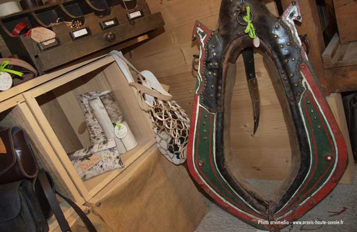 Réparation et entretien accessoires en cuir Artisan sellier réparation et entretien accessoires en cuir, licol, selle, sac, sacoche...