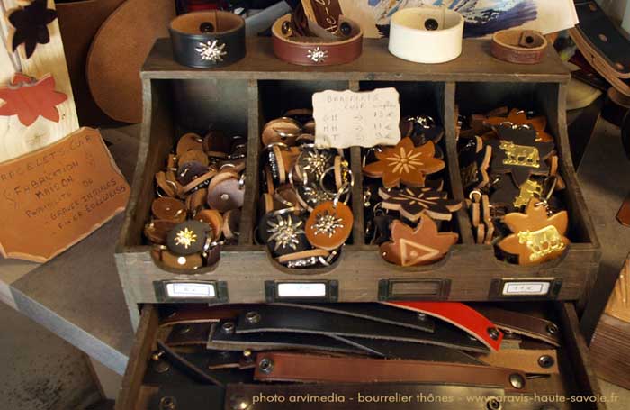 Bracelet en cuir de fabrication artisanale Porte clés et bracelet en cuir de fabrication artisanale française