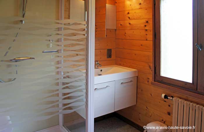 Chaque appartement possède 2 salles de bain une avec baignoire, une avec douche.