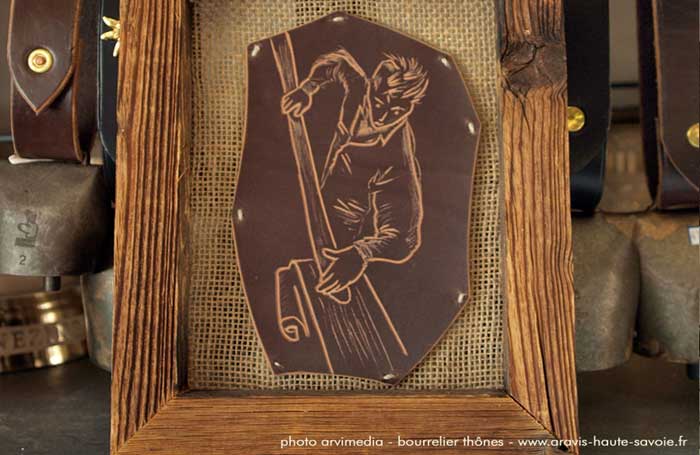 Tableau gravure sur cuir style montagne Tableau gravure à la main sur cuir (préparation des skis), artisanat décoration savoyarde