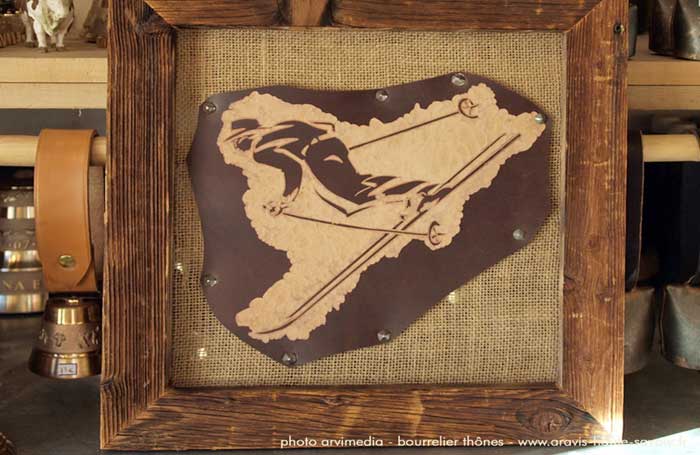 Tableau sur cuir skieur Haute Savoie Tableau sur cuir représentant un skieur réalisé artisanalement par Didier Perillat Monet