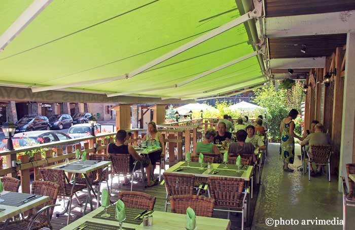 ambiance bois et chalet proche de l'église service le midi et le soir 