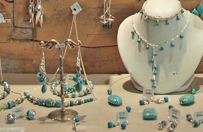 collier et bracelet perles turquoise Bracelets boucles d'oreilles et colliers de perles turquoise, corail orange, ambre