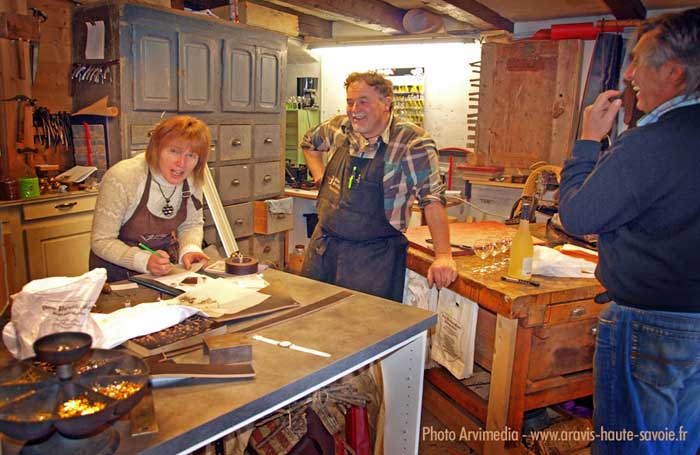 Métier d'autrefois bourrelier Ambiance ancien atelier du bourrelier qui était situé autrefois à Thônes installer maintenant au Grand Bornand photo arvimedia
