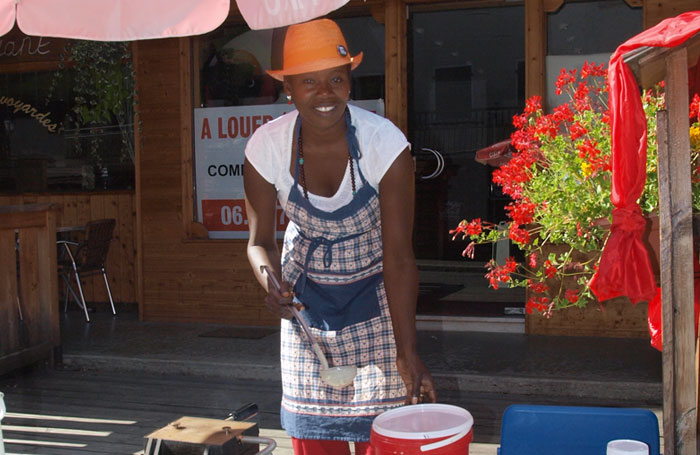 Grand choix de salades composées, viandes, spécialités savoyardes, (fondue, tartiflette), pâtes...