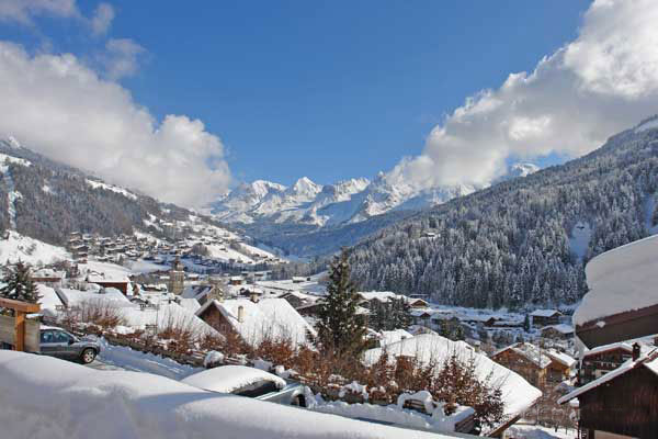arrière plan la chaine des Aravis station de ski Haute Savoie France